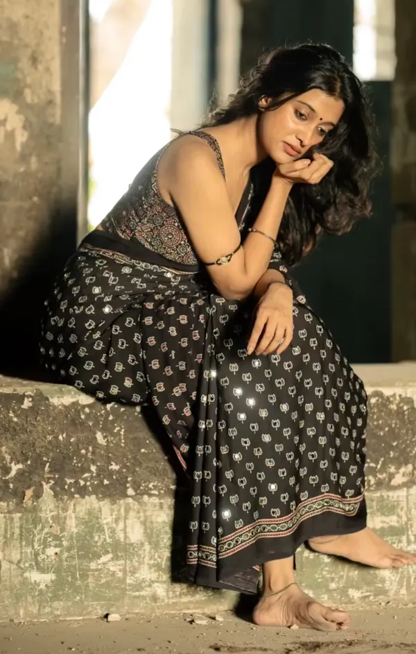 Jiya_lotus_Designer_Black_Ajarakh_Saree_with_blouse_Piece_