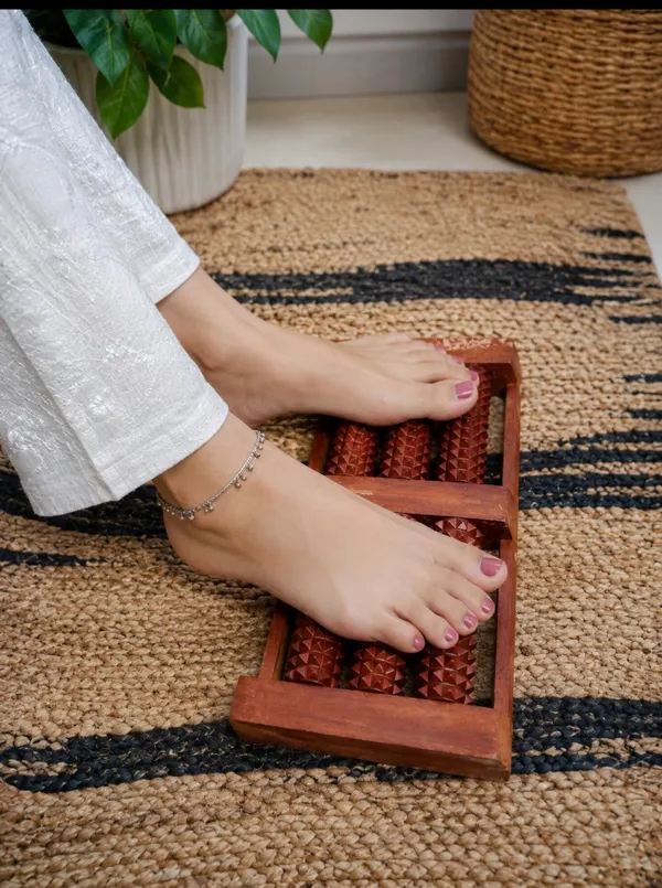 Wooden_rotating_rollers_foot_massager