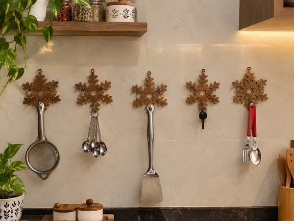 mango_wood_snow_flake_key_holders
