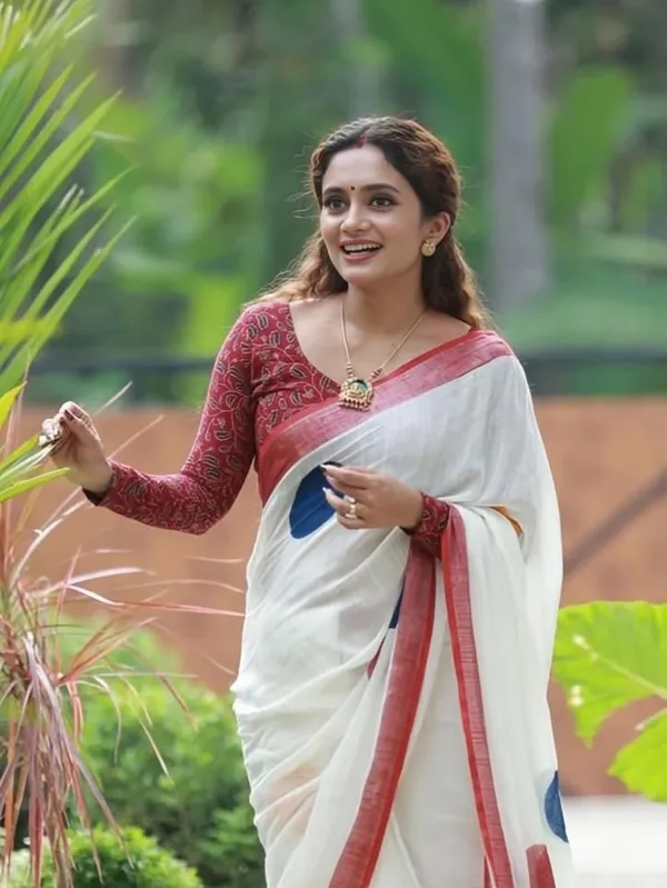 Kaheri_Off-White_Soft_Linen_Saree_with_Contemporary_Geometric_Polka_Prints_&_Red_Border_IPO23