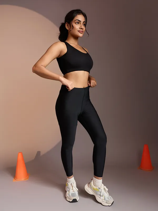 Kaheri_Premium_Women’s_Solid_Black_High-Impact_Sports_Bra_UV-008_Black