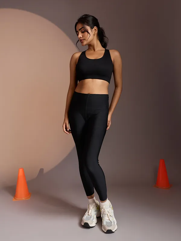 Kaheri_Premium_Women’s_Solid_Black_High-Impact_Sports_Bra_UV-008_Black