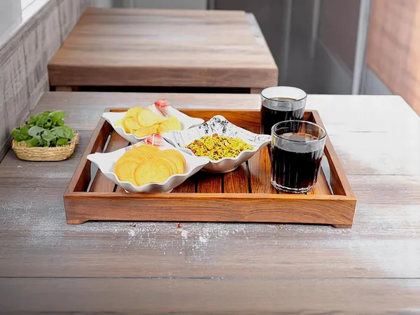 Wooden_Serving_Tray_With_Handles