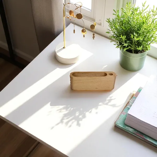 Wooden_Desktop_Card_Holder_And_Pen_Stand