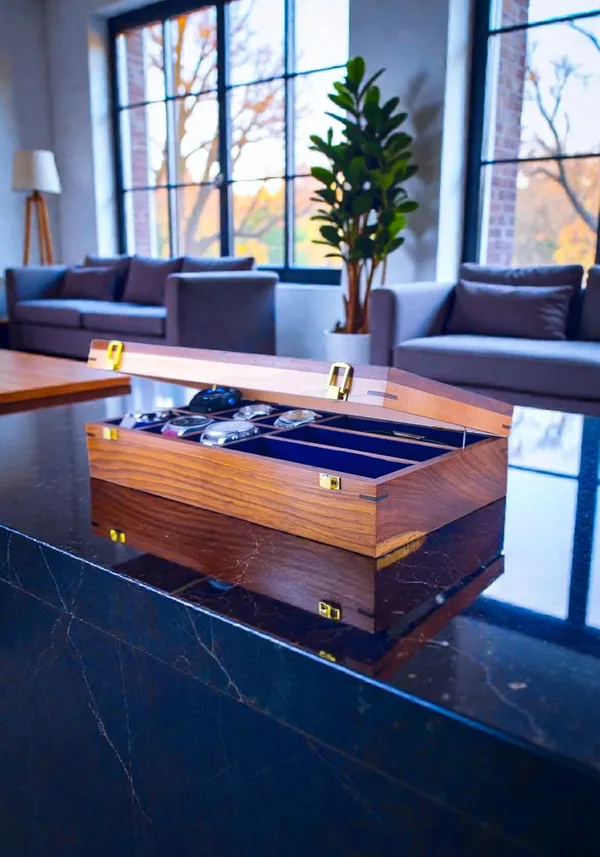 Wooden_Watch_Display_Box_With_Glass_Lid