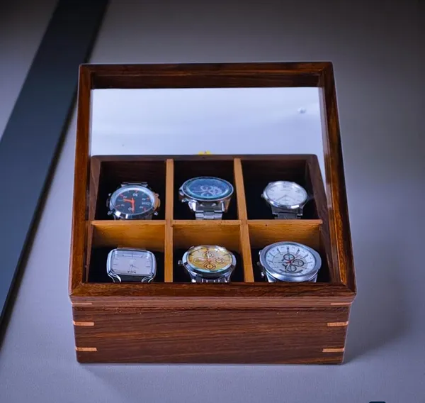 Wooden_Watch_Display_Box_With_Glass_Lid
