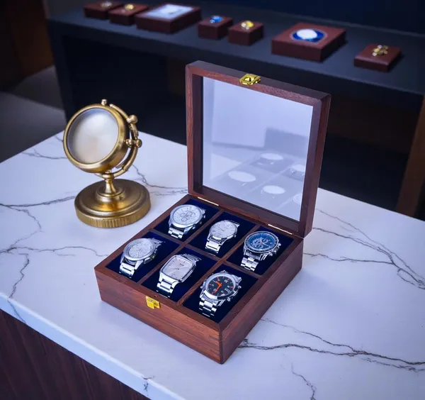 Wooden_Watch_Display_Box_With_Glass_Lid