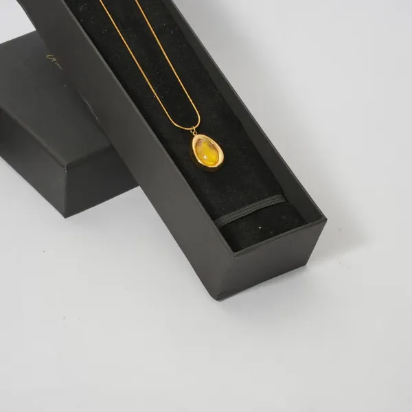Elegant_Golden_Pendant_Necklace_with_Yellow_Gemstone