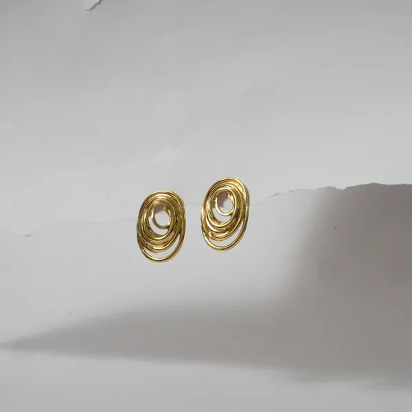 Elegant_Gold-Toned_Concentric_Circle_Stud_Earrings