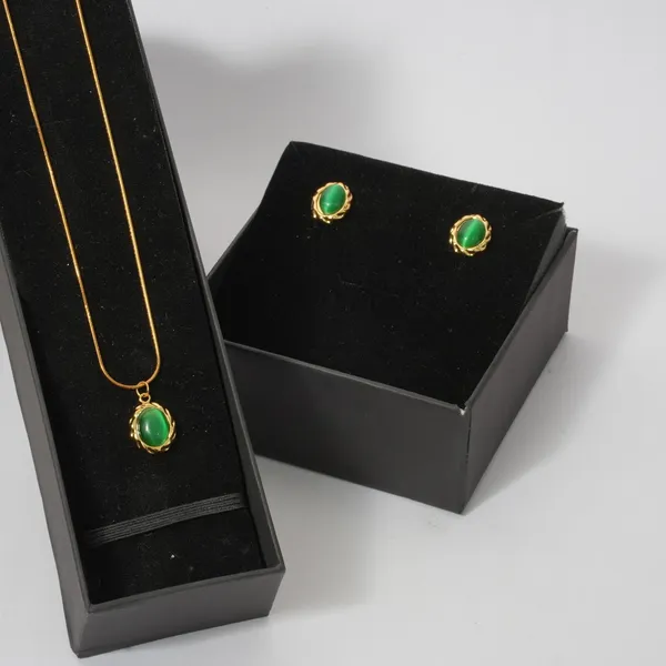 Elegant_Green_Stone_Gold-Plated_Pendant_Necklace_and_Earrings_Set