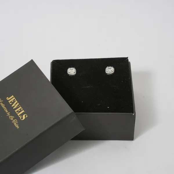 Elegant_Crystal_Stud_Earrings_-_Classic_Silver-Toned_Solitaire_Design