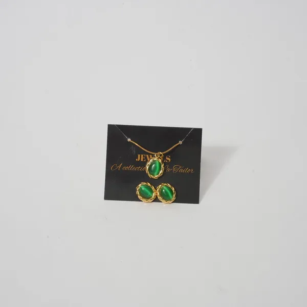 Elegant_Green_Stone_Gold-Plated_Pendant_Necklace_and_Earrings_Set