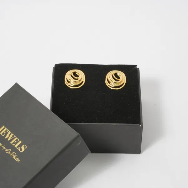 Elegant_Gold-Toned_Concentric_Circle_Stud_Earrings