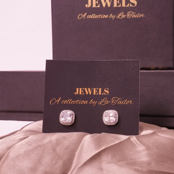 Elegant_Crystal_Stud_Earrings_-_Classic_Silver-Toned_Solitaire_Design