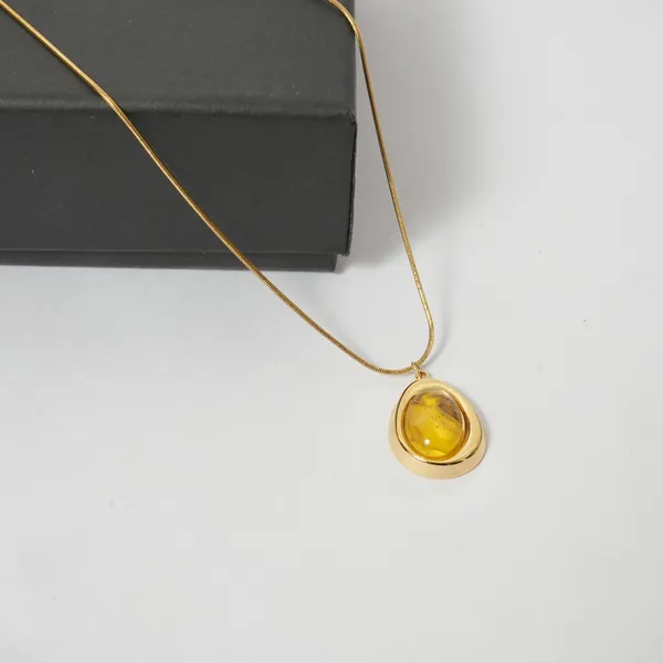 Elegant_Golden_Pendant_Necklace_with_Yellow_Gemstone