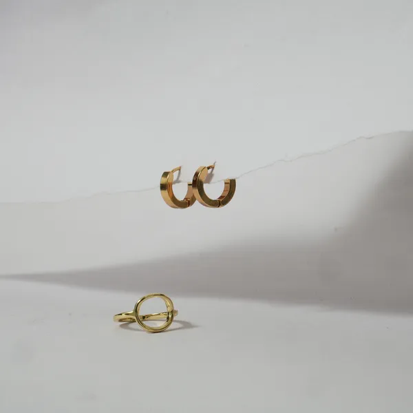 Gold-Toned_Circle_Ring_&_Hoop_Earrings_Combo_Set