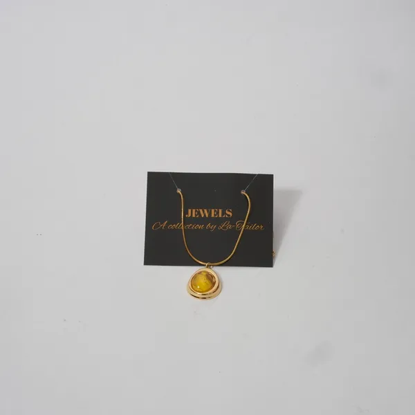 Elegant_Golden_Pendant_Necklace_with_Yellow_Gemstone