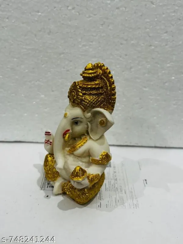 Beautiful_Ganesha_Idol_For_Car_Dashboard_Decoration_Golden_Accent