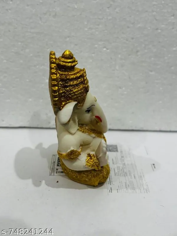 Beautiful_Ganesha_Idol_For_Car_Dashboard_Decoration_Golden_Accent