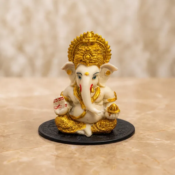 Beautiful_Ganesha_Idol_For_Car_Dashboard_Decoration_Golden_Accent
