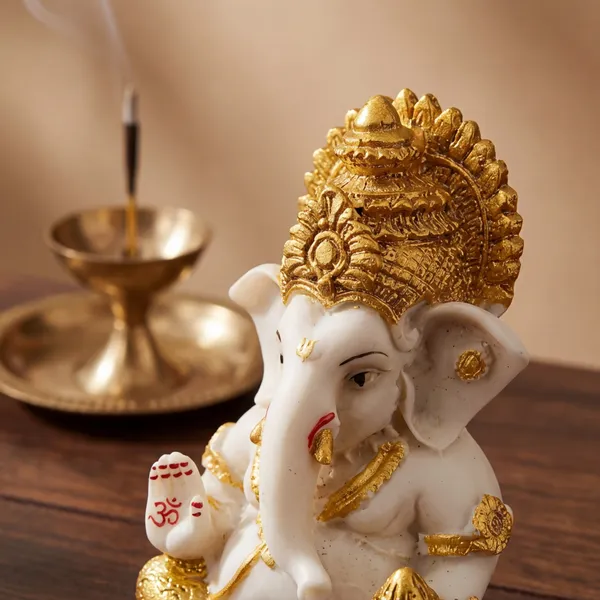 Decorative_Ganesha_Idol_With_Gold_Detailing_For_Home_Office_And_Festive_Decor