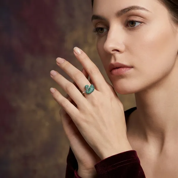Swan_Ring_in_925_Sterling_Silver_with_Green_AD_Stones