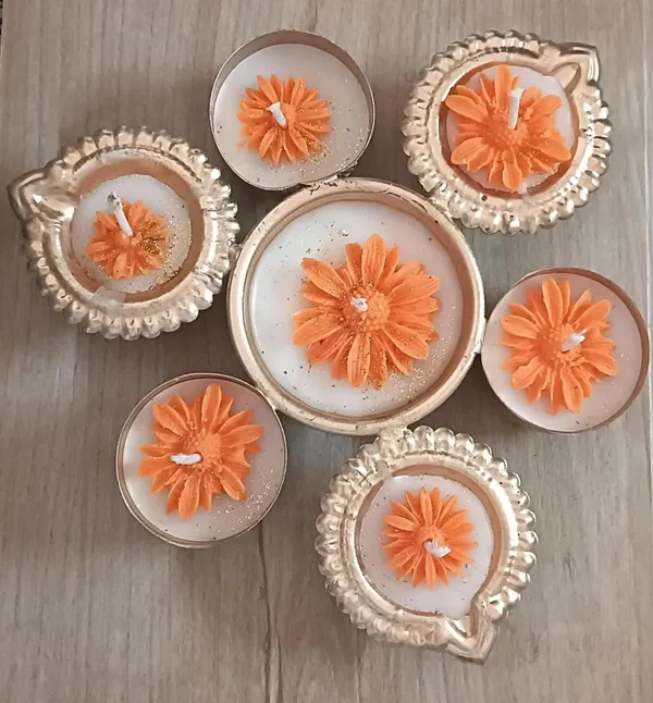 Handmade_Peacock_Urli__Candle