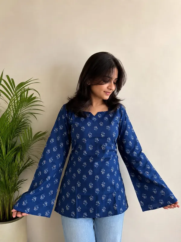 Kurvee_Women_Blue_Floral_Buti_Print_Squre_Neck_Bell_Sleeve_Cotton_Kurti