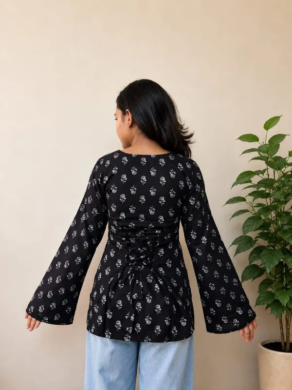 Kurvee_Women_Black_Floral_Buti_Print_Squre_Neck_Bell_Sleeve_Cotton_Kurti