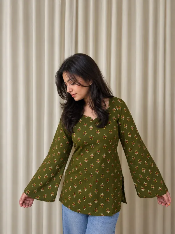 Kurvee_Women's_Floral_Printed_Cotton_Short_Kurti_(Green)