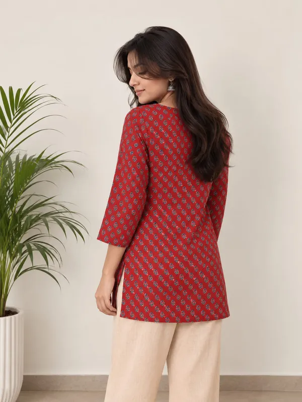 Ruby_Motif_V-Neck_Printed_Short_Kurti