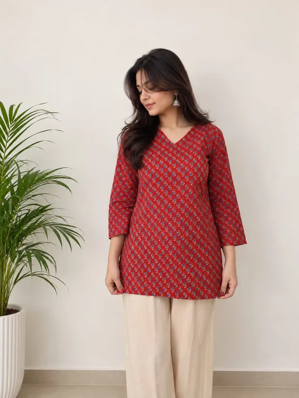 Ruby_Motif_V-Neck_Printed_Short_Kurti