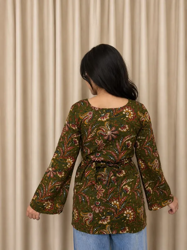 Kurvee_Women_Paisley_Printed_Short_Kurti_(Green)