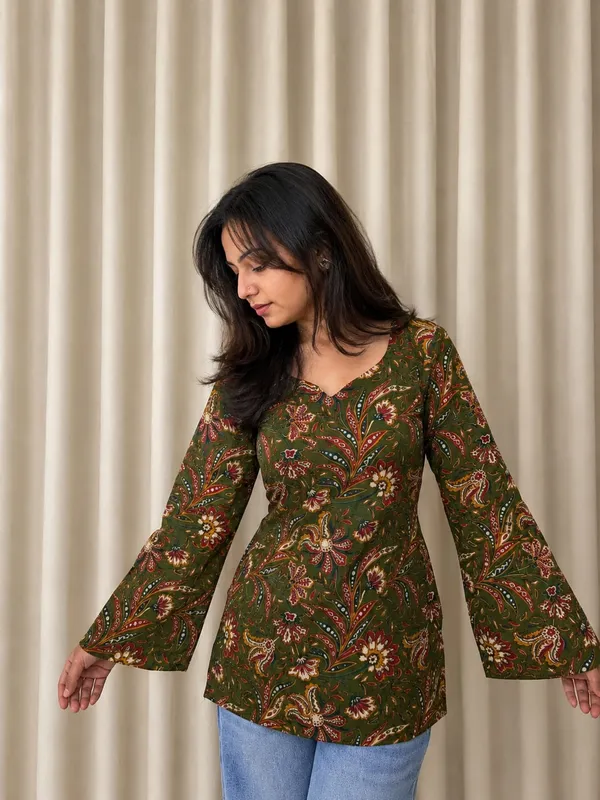Kurvee_Women_Paisley_Printed_Short_Kurti_(Green)