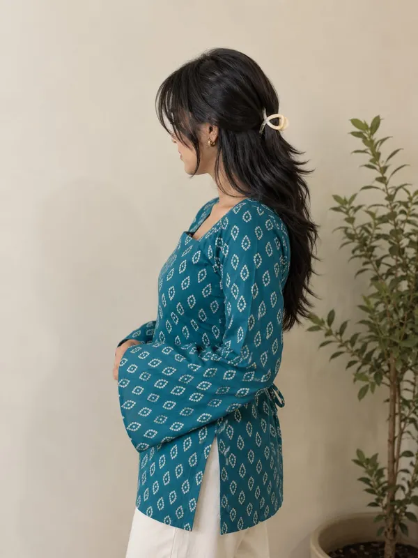 Kurvee_Women_Blue_Bandhani_Print_Square_Neck_Bell_Sleeve_Cotton_Kurti