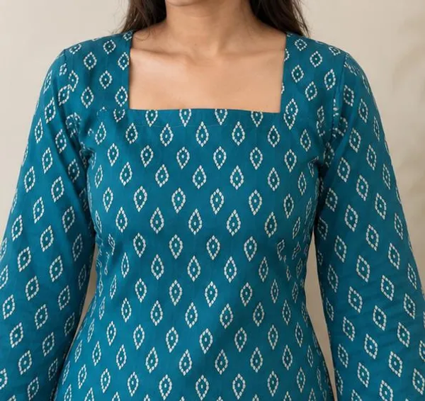 Kurvee_Women_Blue_Bandhani_Print_Square_Neck_Bell_Sleeve_Cotton_Kurti