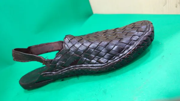 Handwoven_Leather_Strapsling