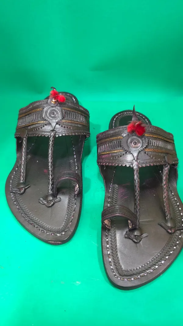 Traditional_Handcrafted_Kapsi_Kolhapuri_Chappal_With_Decorative_Metalwork