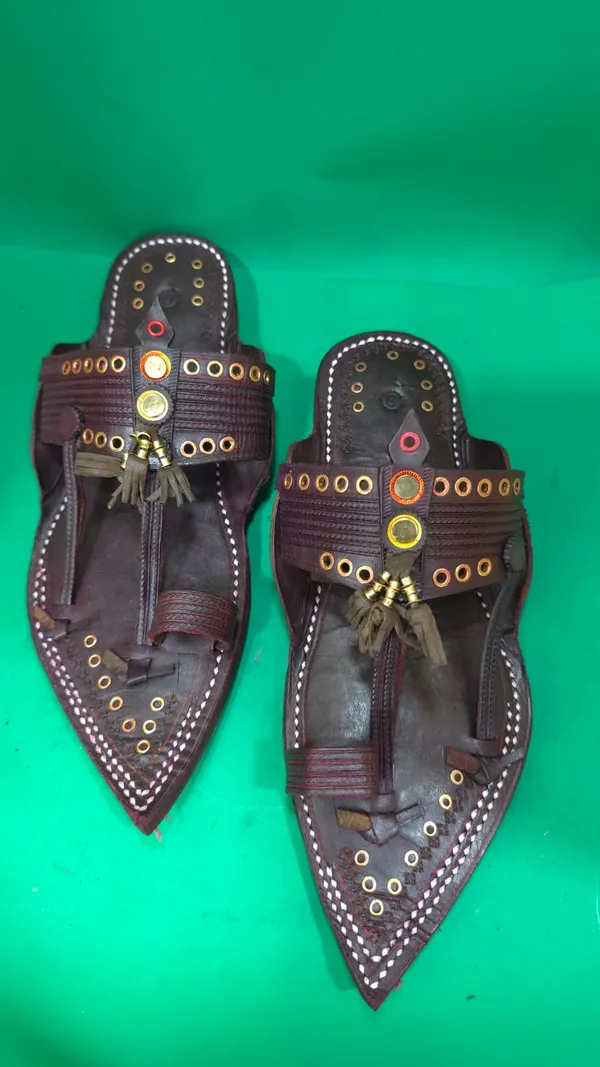 Traditional_Handcrafted_Sankeshwari_Kolhapuri_Chappals_With_Decorative_Embellishments