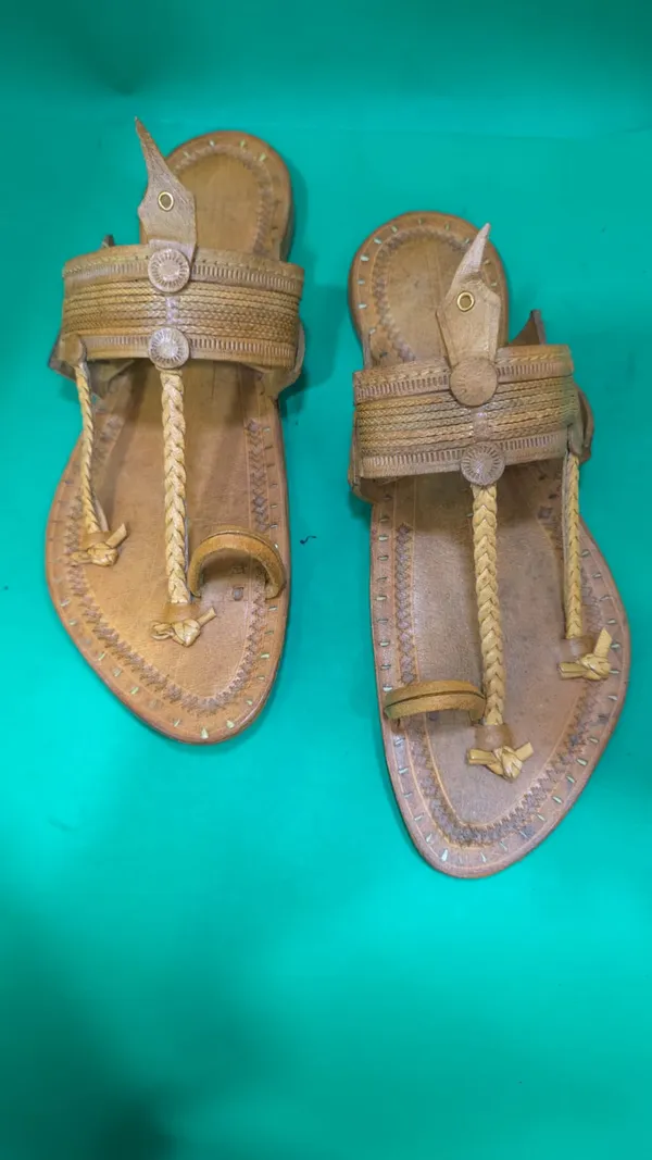 Handcrafted_Kapsi_Kuranwadi_Kolhapuri_Sandals_With_Horse_Head_Embellishments