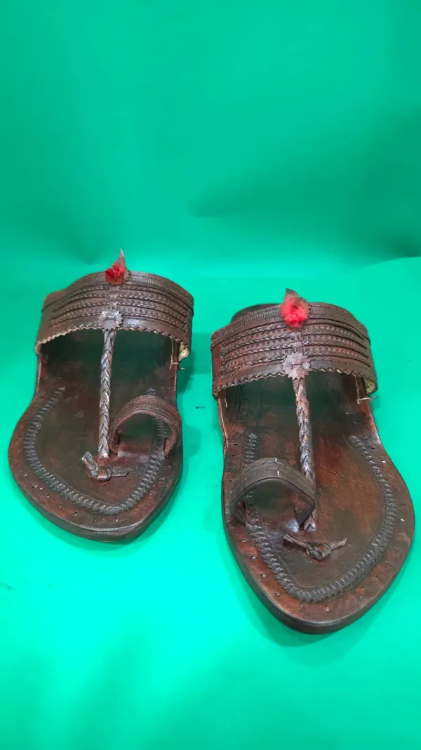 Traditional_Handcrafted_Leather_Kolhapuri_Chappal_With_Silver_Embellishments