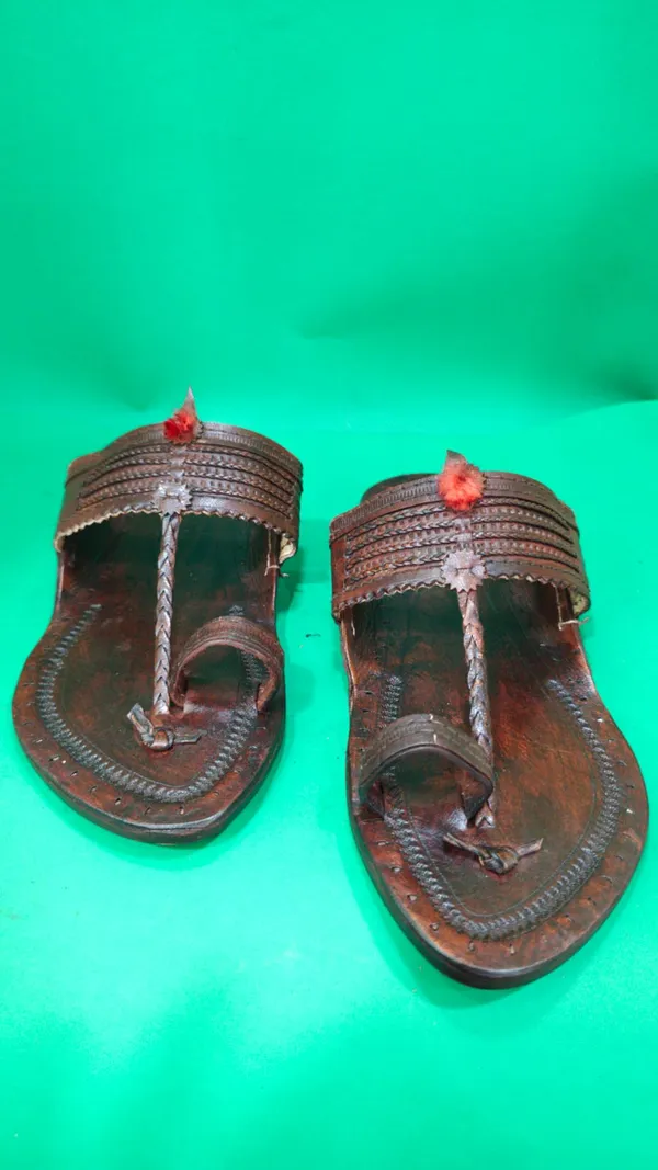 Traditional_Handcrafted_Leather_Kolhapuri_Chappal_With_Silver_Embellishments