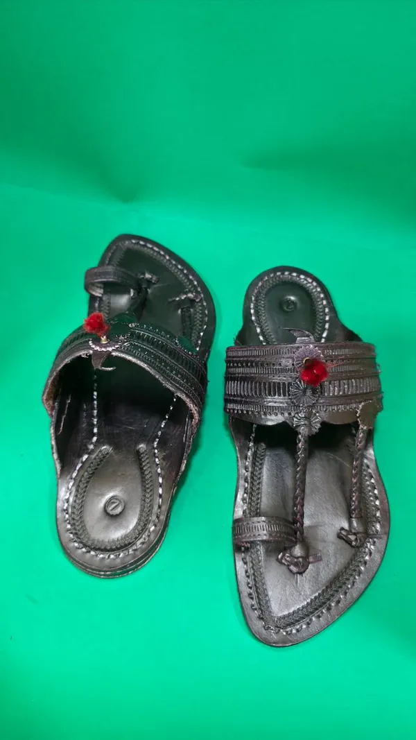 Traditional_Handcrafted_Leather_Kolhapuri_Chappal_With_Silver_Embellishments