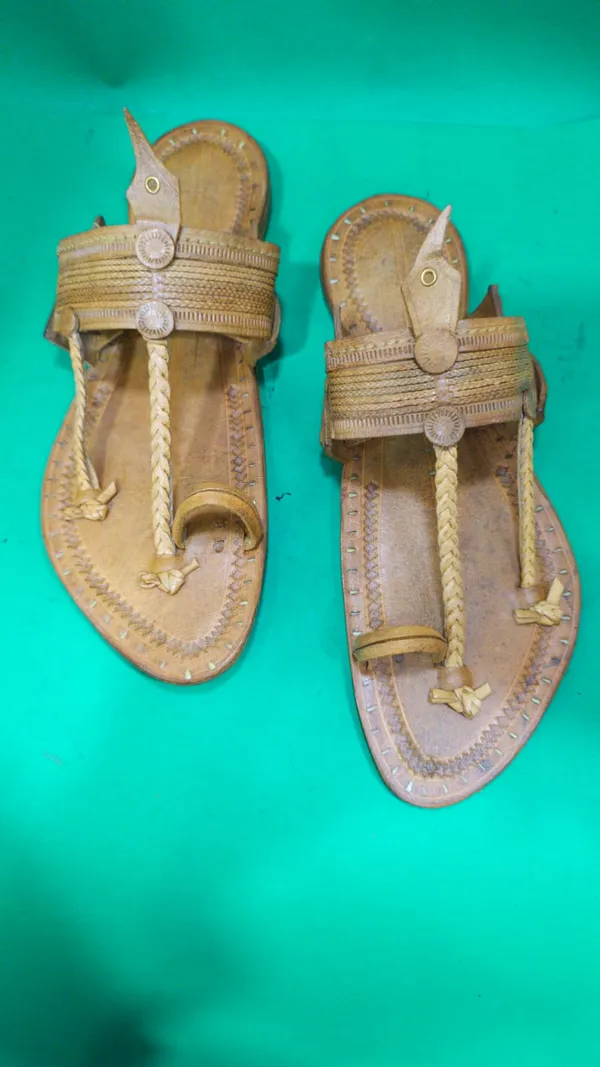 Handcrafted_Kapsi_Kuranwadi_Kolhapuri_Sandals_With_Horse_Head_Embellishments