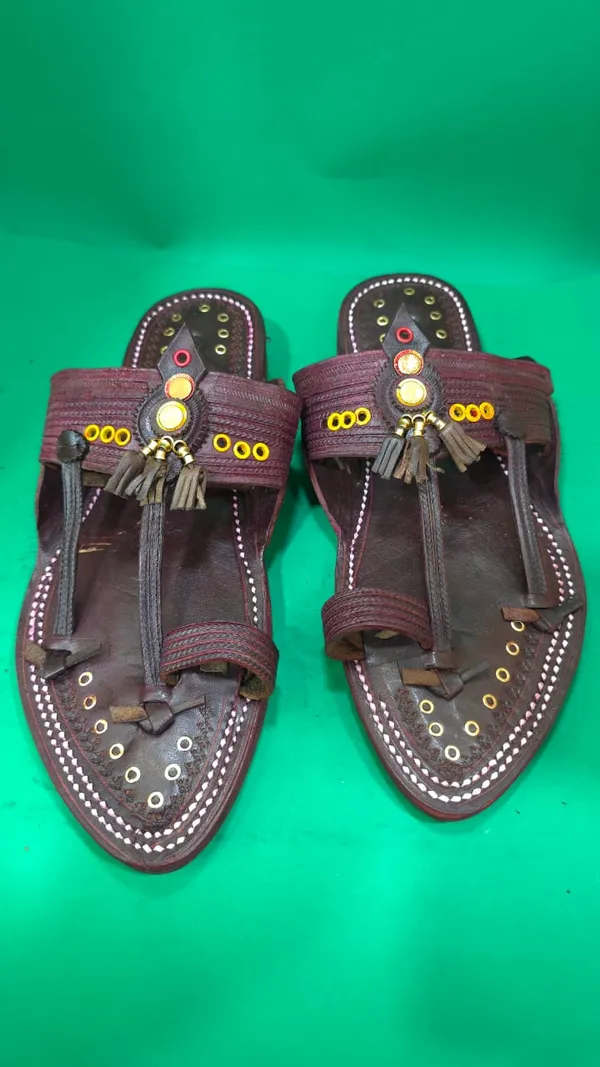 Traditional_Handcrafted_Sankeshwari_Kolhapuri_Chappal_With_Decorative_Embellishments