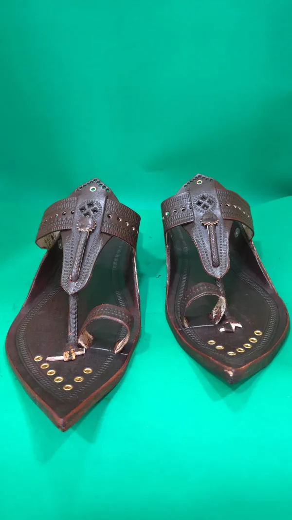 Traditional_Brown_Narala_Pana_Kolhapuri_Chappal_For_Men