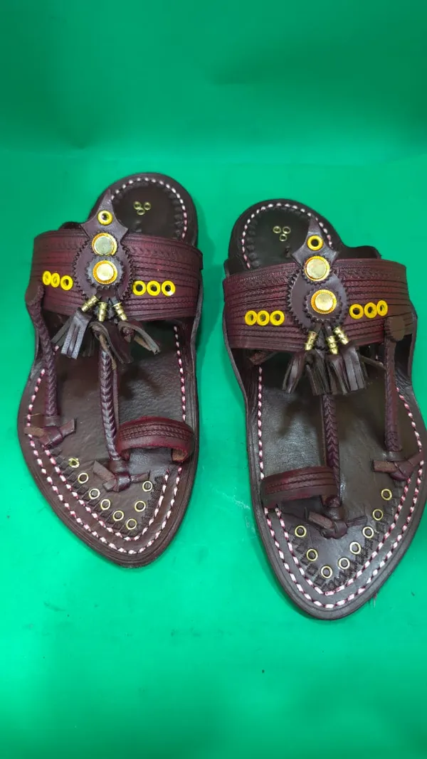 Traditional_Handcrafted_Sankeshwari_Kolhapuri_Chappal_With_Decorative_Embellishments