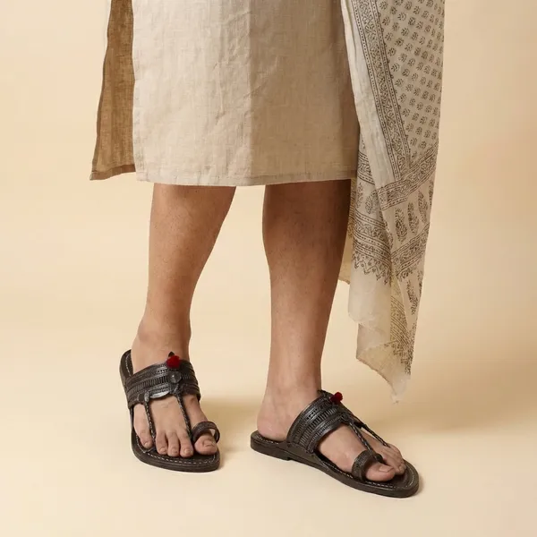 Traditional_Handcrafted_Leather_Kolhapuri_Chappal_With_Silver_Embellishments