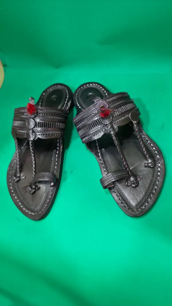 Traditional_Handcrafted_Leather_Kolhapuri_Chappal_With_Silver_Embellishments