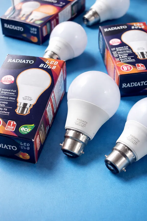 Radiato_ES_9W_LED_Bulb_Pack_of_5_|_B22_Base_|_Cool_Day_Light_(6500K)_|_Energy_Saving_85%_|_Long_Life_25,000_Hours_|_Made_in_India_|_Ideal_for_Home_&_Office